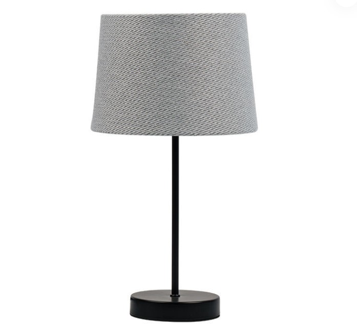 How does the lampshade of this retro hardware fabric table lamp affect the scattering effect of light?