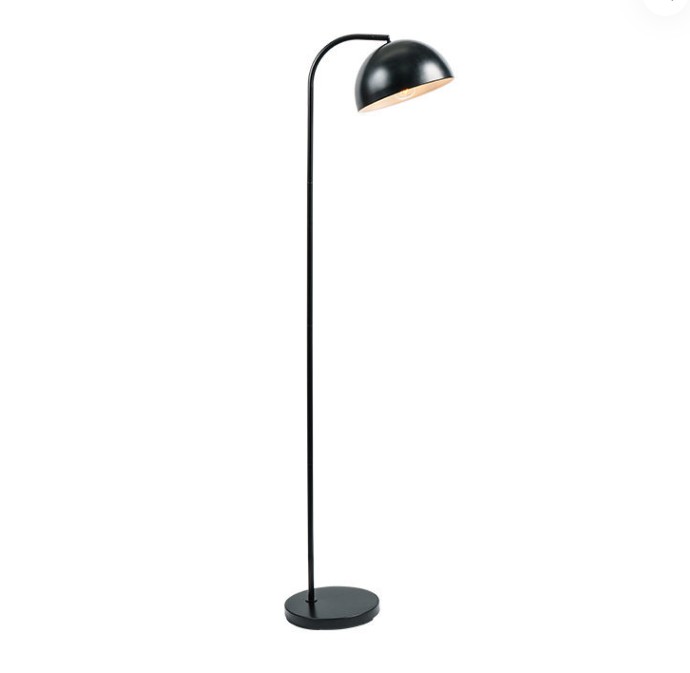 What precautions should be taken when installing and placing a floor lamp?